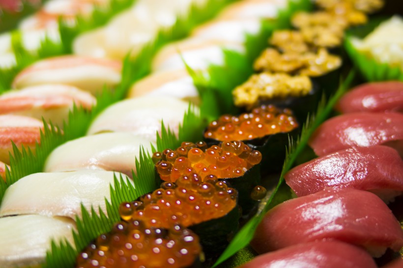 新鲜美味的日式鱼子酱寿司图片
