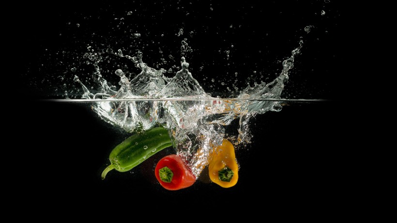 落入水中的水果蔬菜图片