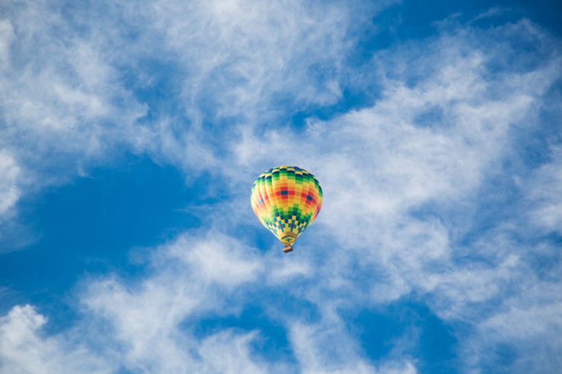 天空中的热气球图片
