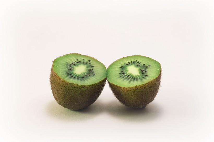 营养丰富切开的绿色猕猴桃图片