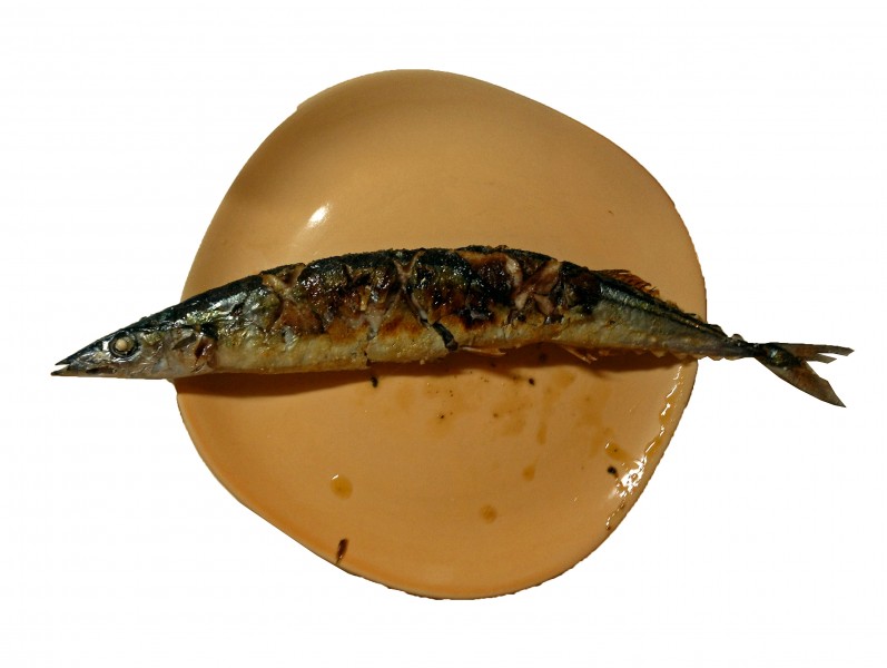 煎烤好了的秋刀鱼图片