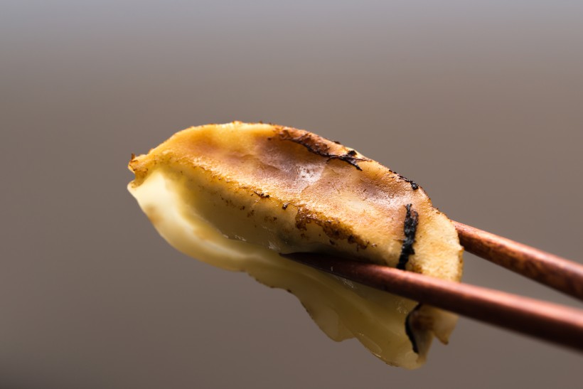 金黄酥脆的煎饺图片