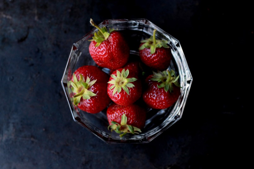 酸甜多汁的红色草莓图片