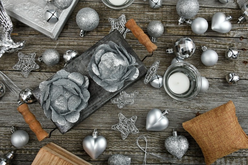 银灰色圣诞装饰品图片