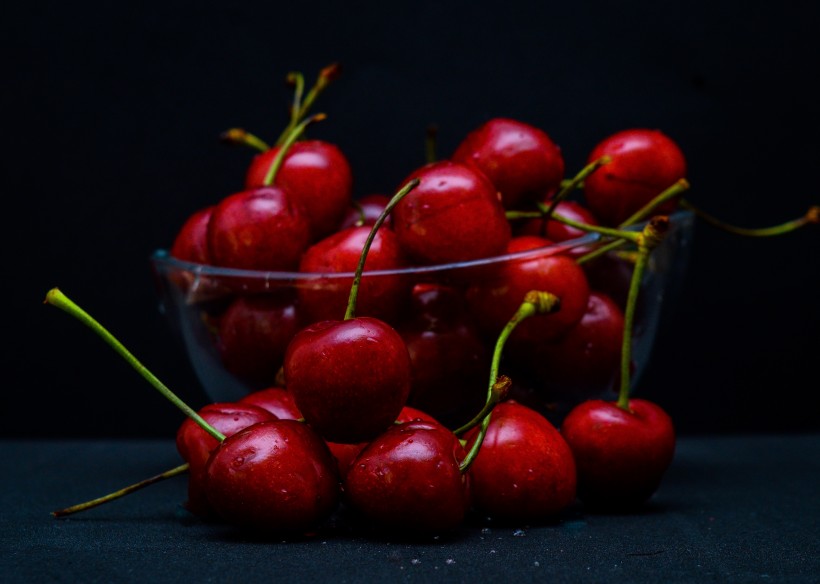 香甜可口的红色樱桃图片
