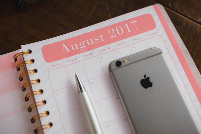 桌子上的日历和手机图片