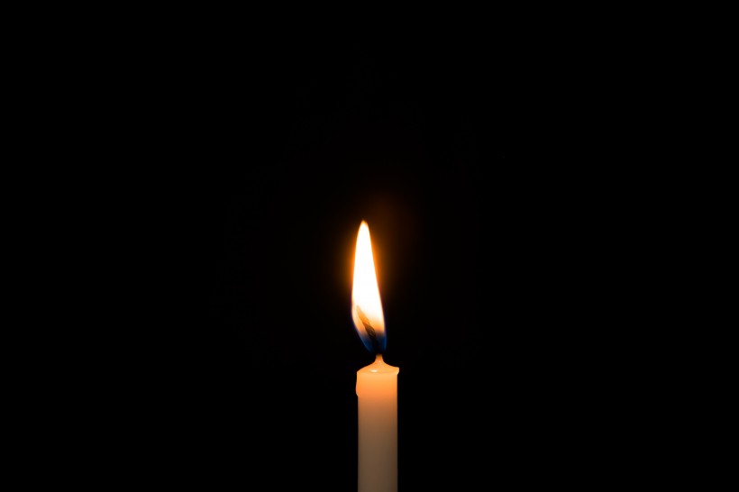 黑暗中燃烧的蜡烛图片