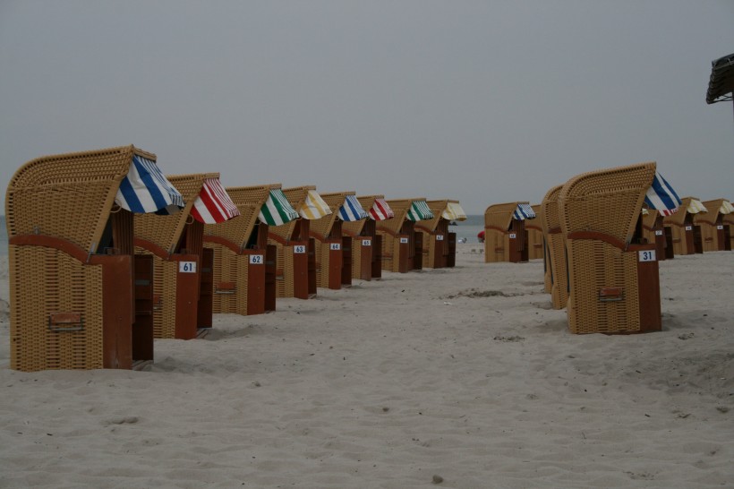 排列在沙滩上的沙滩椅图片