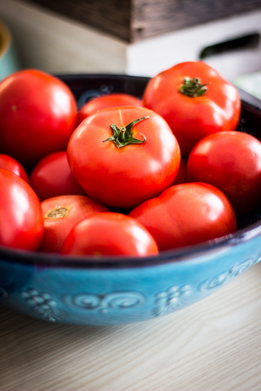 红色营养丰富的西红柿图片