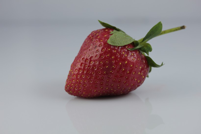 新鲜好吃酸甜美味的草莓图片