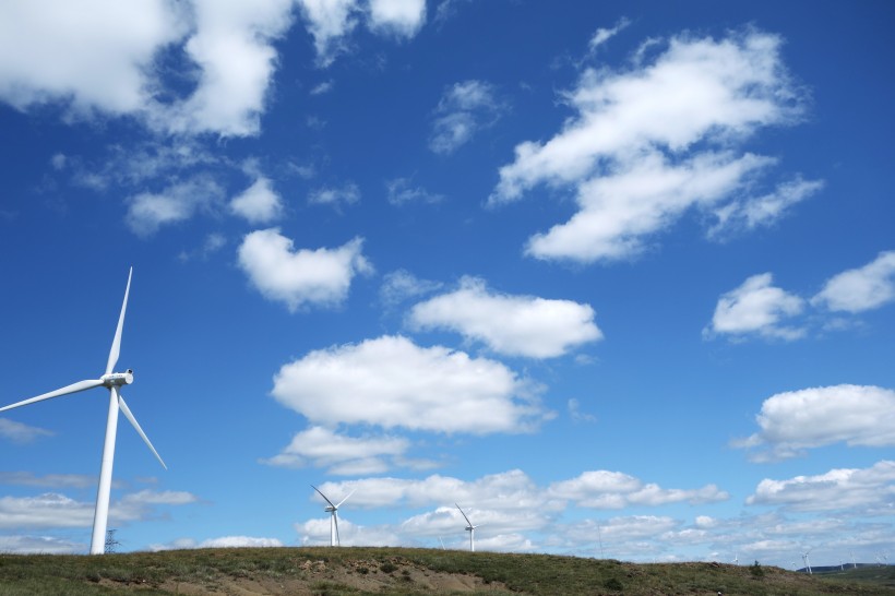 原野上高大的风车图片