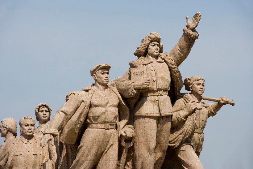 天安门广场的英雄雕塑图片