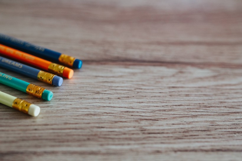 桌子上的彩色铅笔图片