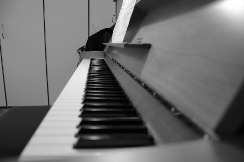 钢琴琴键的特写图片