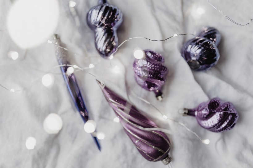 亮紫色的圣诞树饰品图片