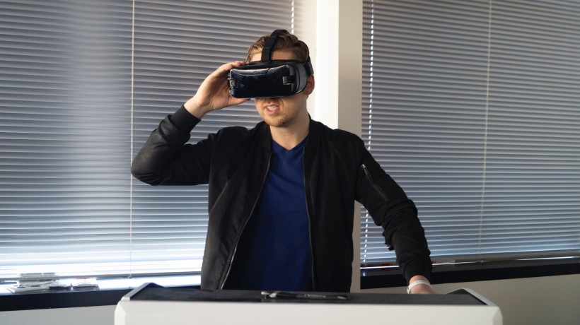 戴VR眼镜的男人图片