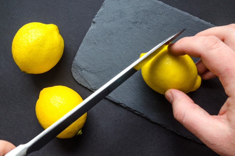 正在切柠檬的水果刀图片