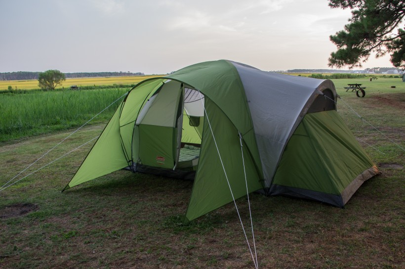 野外搭建的帐篷图片