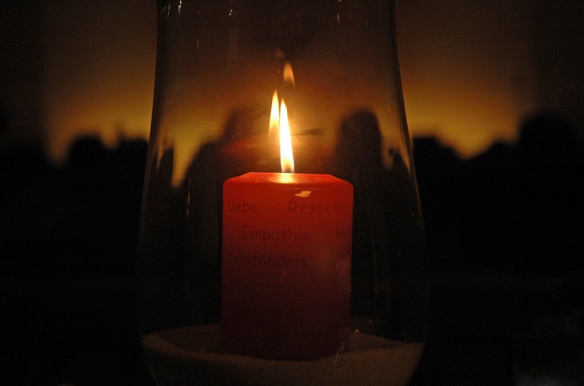 燃烧着的红蜡烛图片