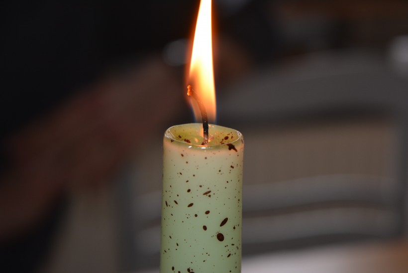 点燃的蜡烛图片