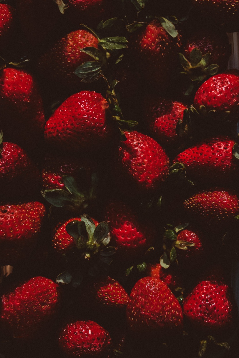 鲜红好吃的草莓图片