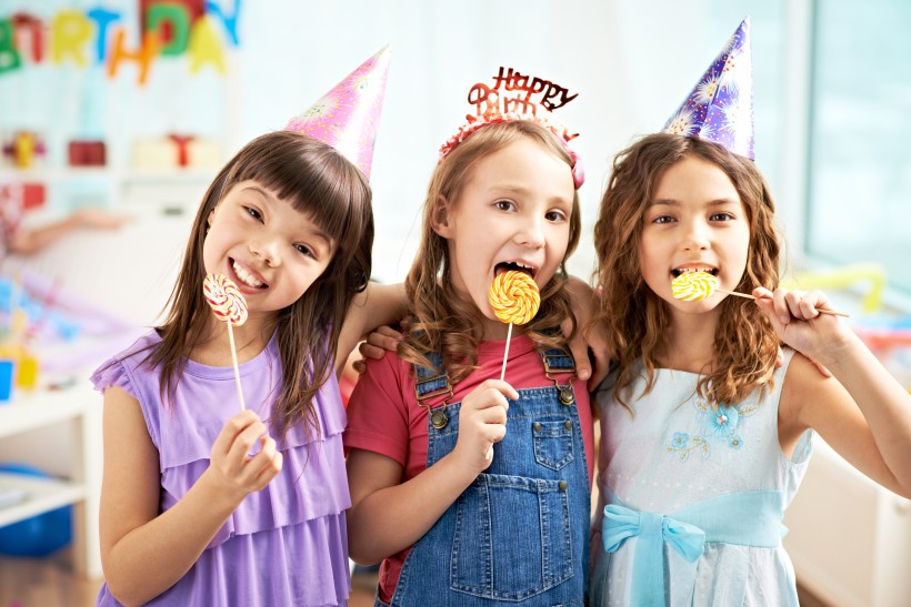 可爱儿童的生日聚会图片