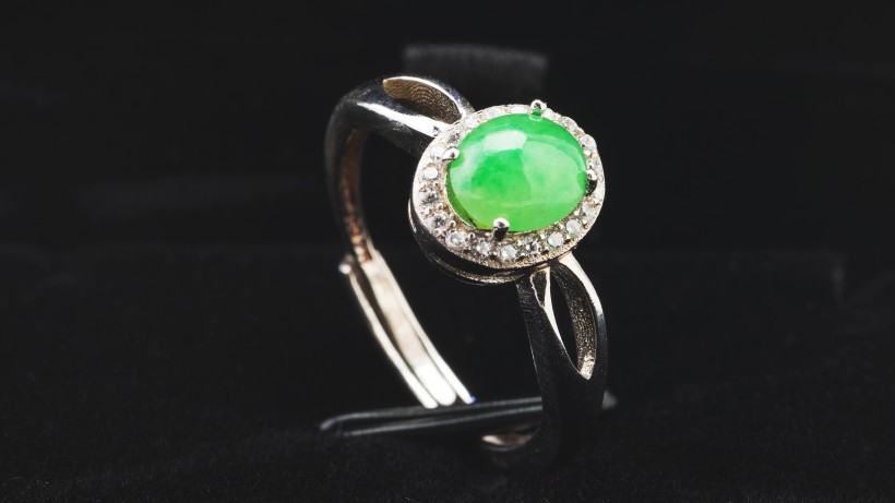 翠绿精制的玉石戒指图片