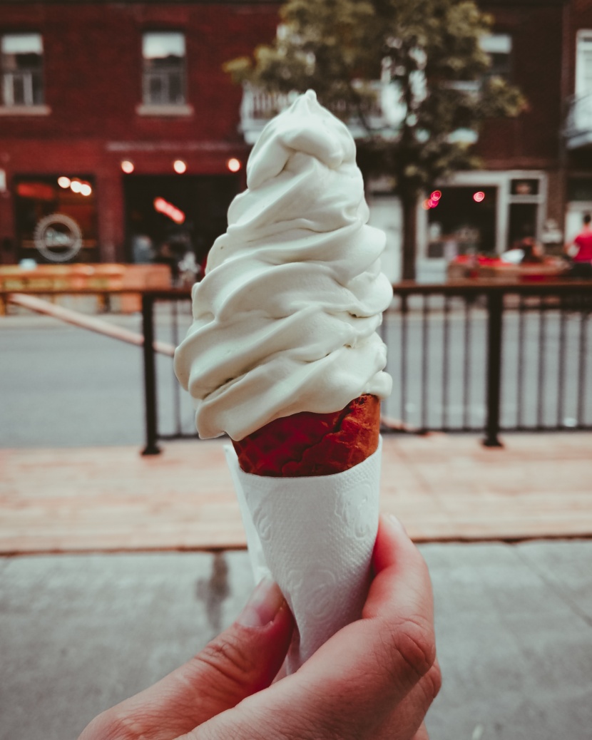 美味的甜筒冰淇淋图片