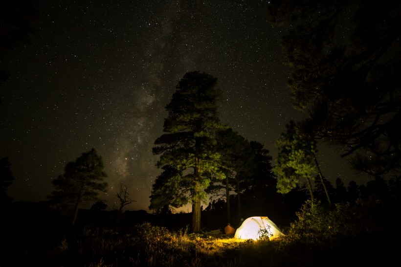 夜晚露营的帐篷图片