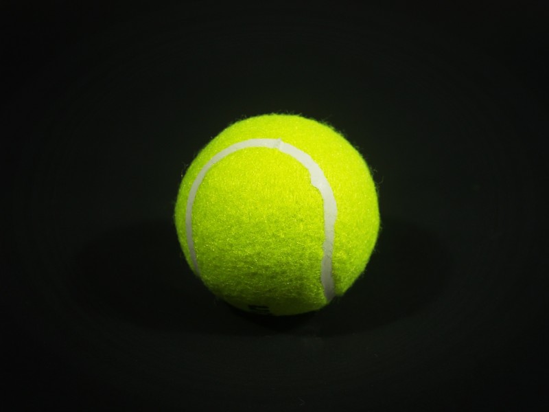 弹性极好的网球图片