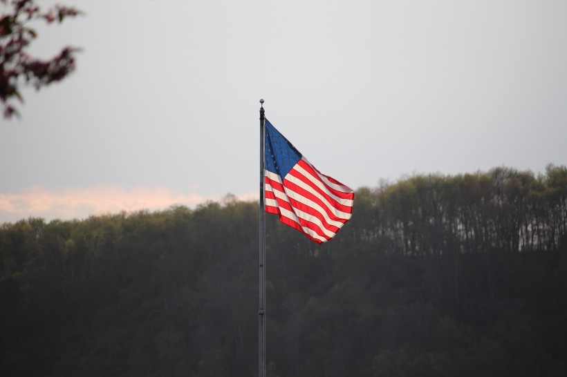 随风飘扬的美国国旗图片