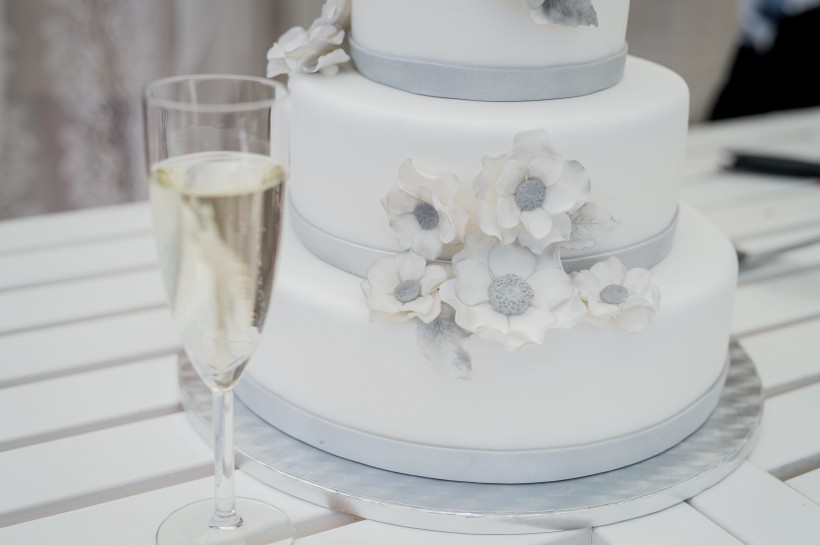 好看漂亮象征幸福的婚礼蛋糕图片