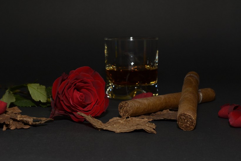 雪茄、玫瑰和啤酒放置一起图片