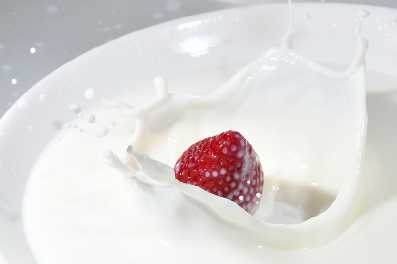 掉进牛奶的草莓图片