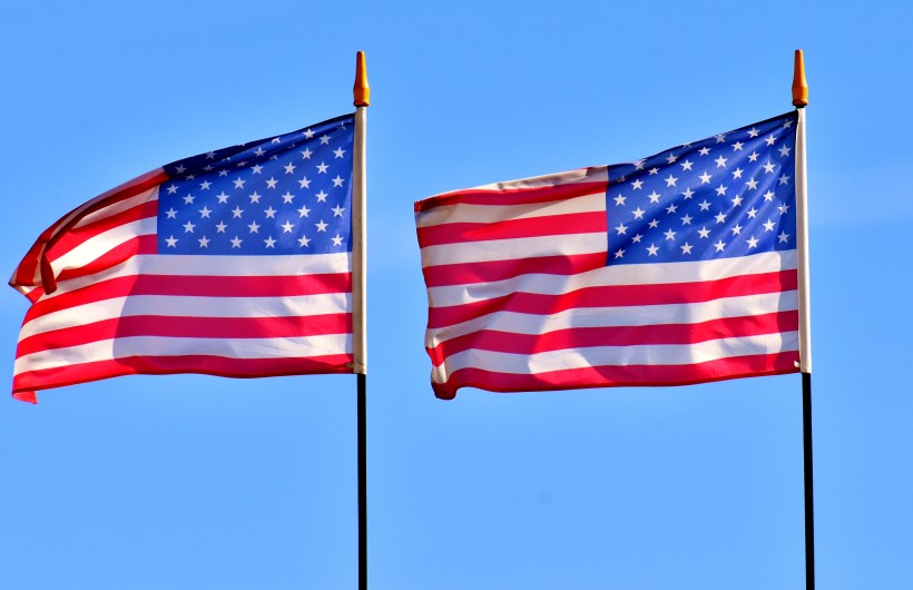 随风飘扬的美国国旗图片