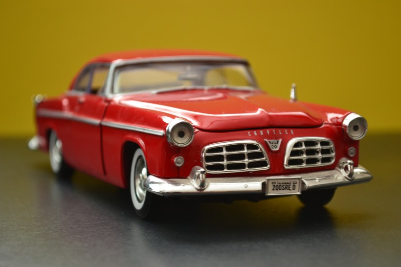 红色复古汽车模型图片