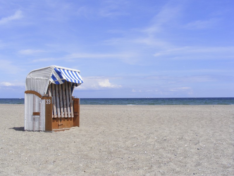 海边的沙滩椅图片