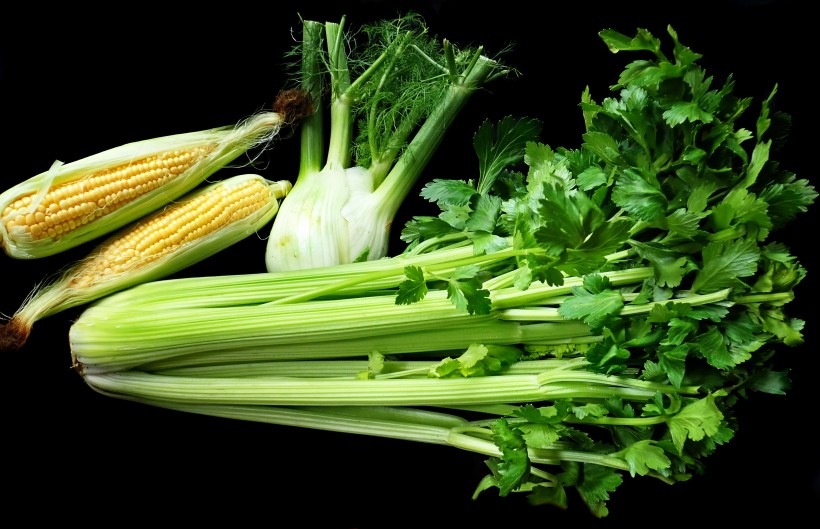 新鲜绿色粗纤维的芹菜图片