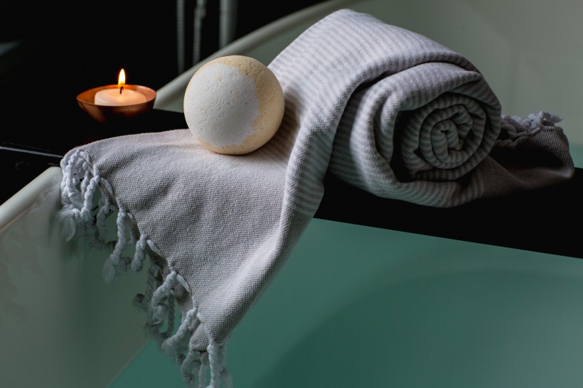 浴缸炸弹和毛巾和蜡烛摆放一起图片