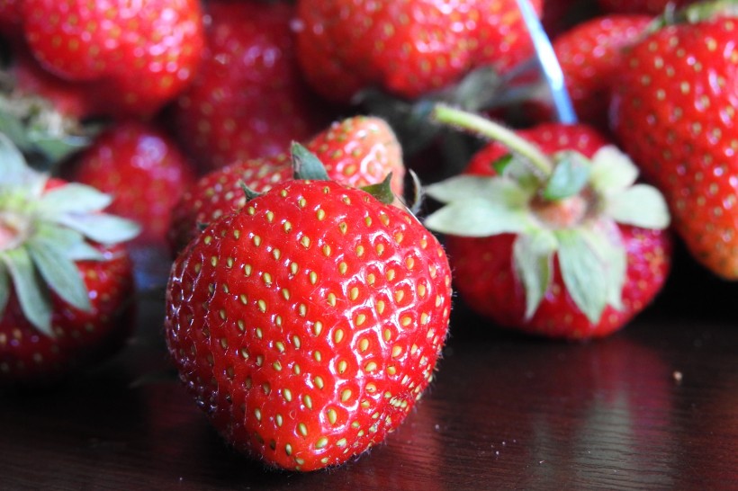 鲜红酸甜的草莓图片