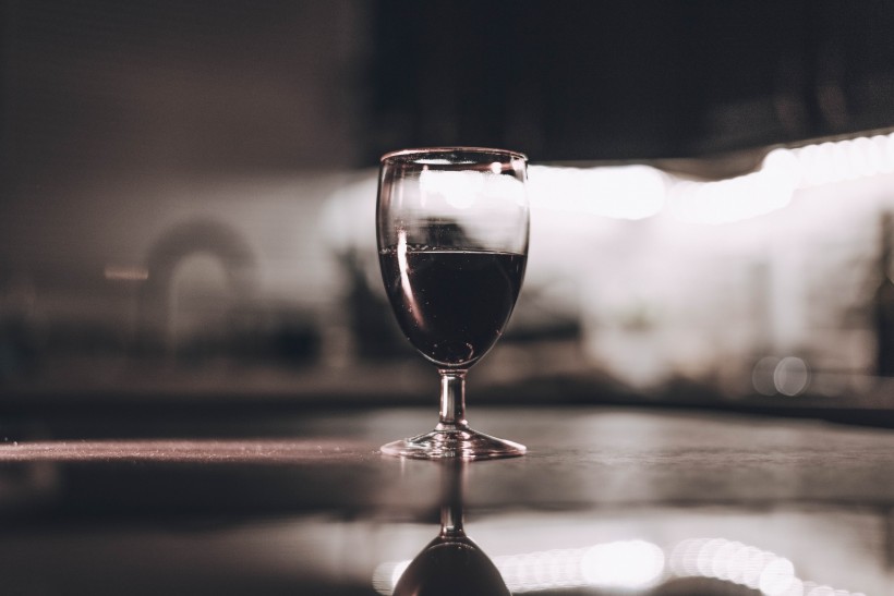玻璃高脚杯里醉人的红酒图片