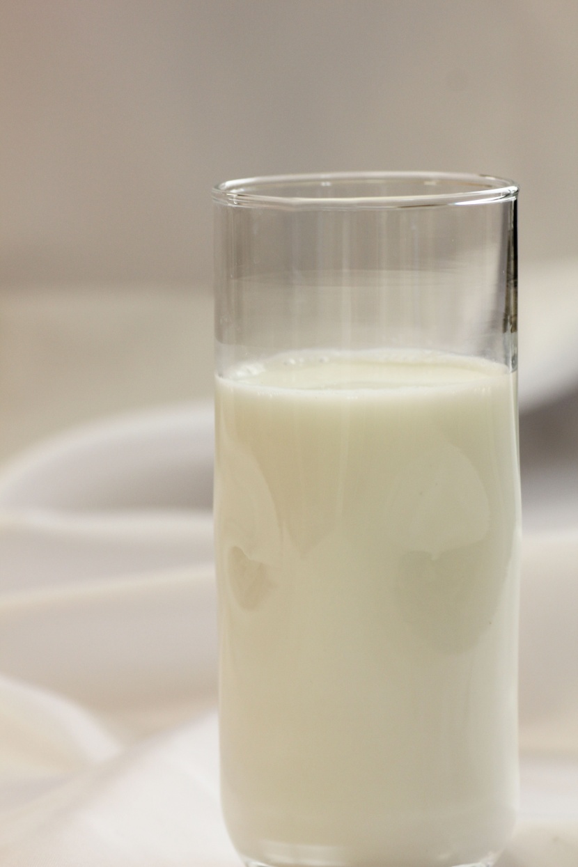一杯香醇的牛奶图片
