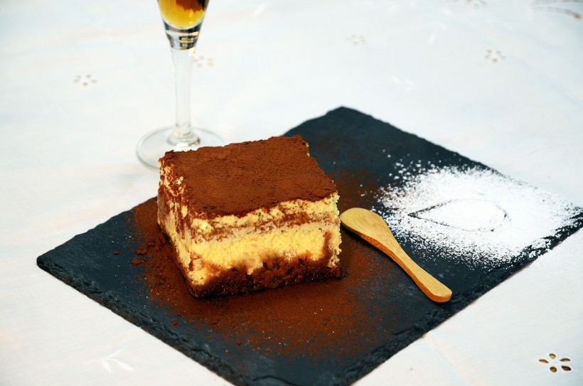 香甜可口的提拉米苏蛋糕图片