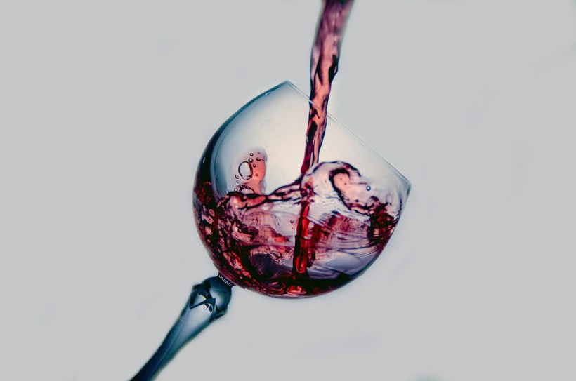 高脚杯里轻盈流动的红酒图片