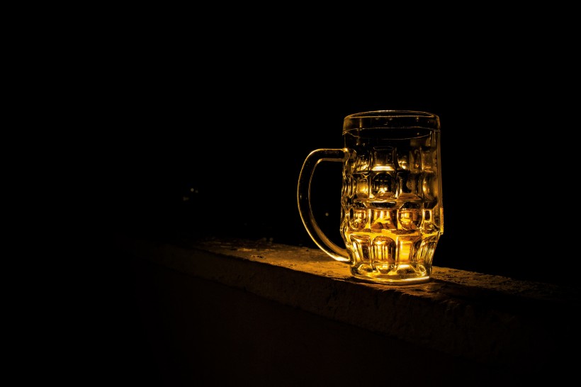 玻璃杯中的啤酒图片
