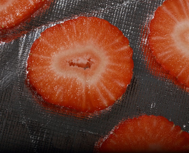 切开的草莓图片