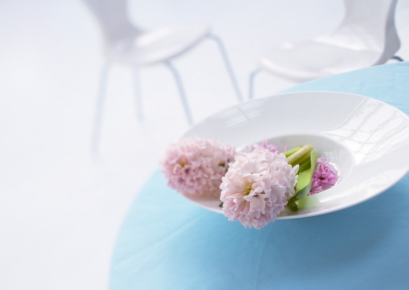 餐具和花朵图片