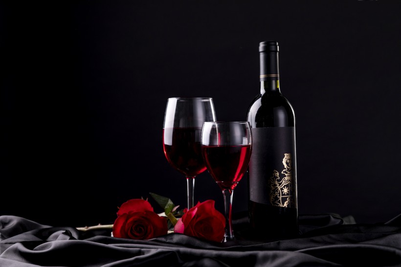 高雅的红酒和红酒杯图片