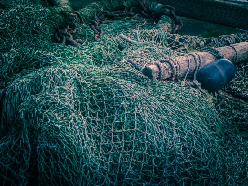 凌乱堆积的渔网图片