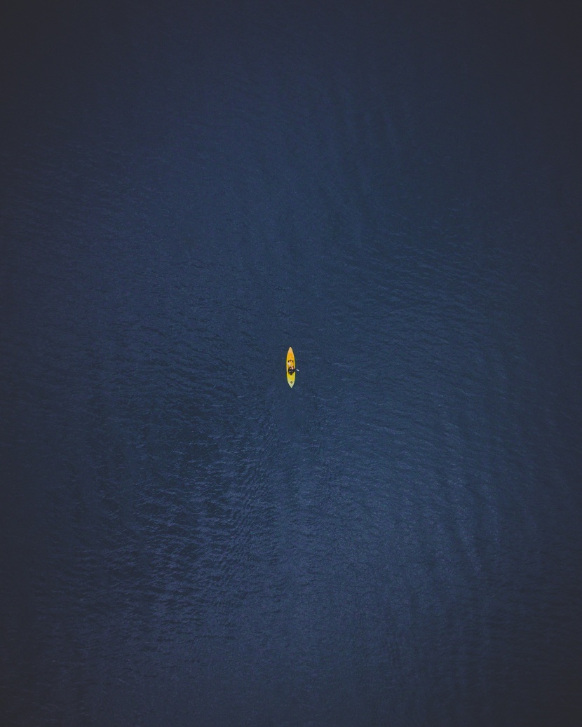 行驶在水上的小船图片